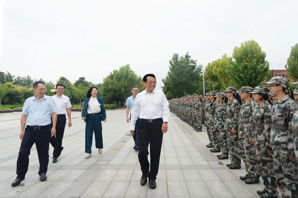 校領導視察本科生軍訓工作并慰問全體帶訓教官