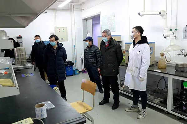 校領導深入學校實驗室檢查安全工作