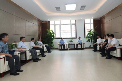 玉林市和興業(yè)縣有關領導帶隊走訪我校