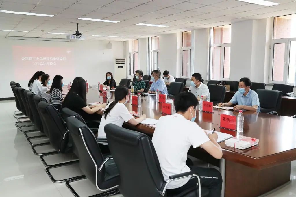 學(xué)校舉辦思政推免輔導(dǎo)員工作總結(jié)座談會