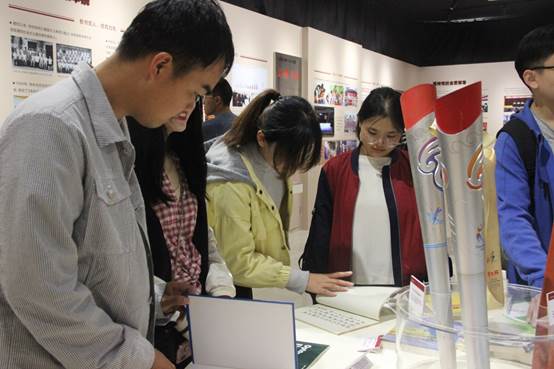 說明: F:\活動照片\2019年度活動照片\10.12   校內主題展參觀\校史館參觀\IMG_5180.JPG