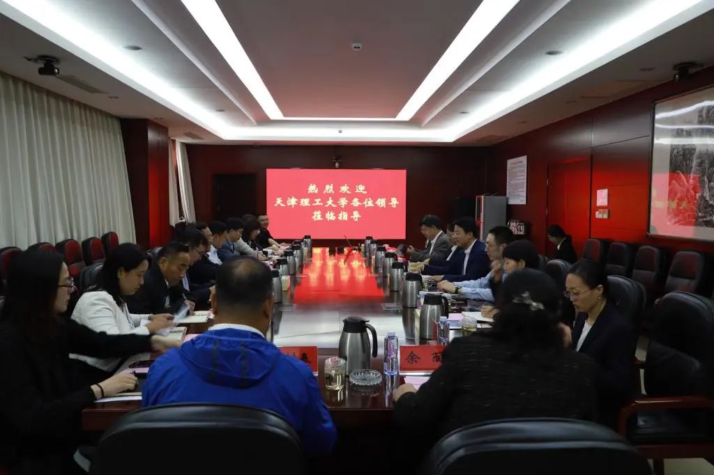 校黨委書記劉東志帶隊走訪中環(huán)信息產(chǎn)業(yè)集團