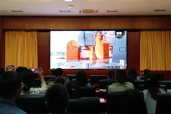 天理師生熱議天和核心艙成功發射