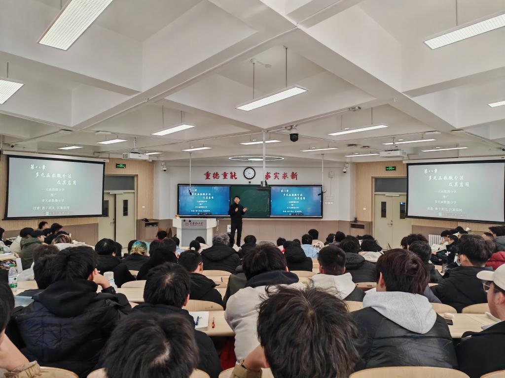 新學(xué)期開學(xué)首日教學(xué)工作平穩(wěn)有序