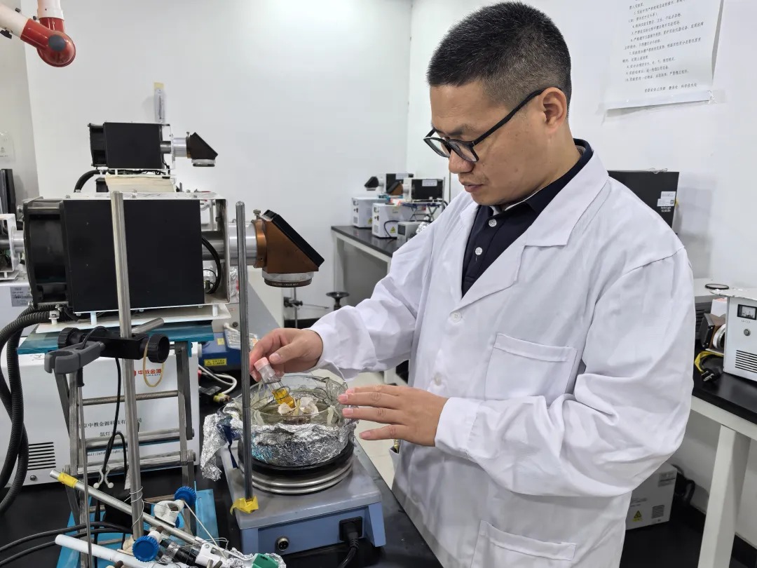 天津市優秀教師、新能源材料與低碳技術研究院鐘地長：躬耕教壇育桃李 立德樹人譜新篇