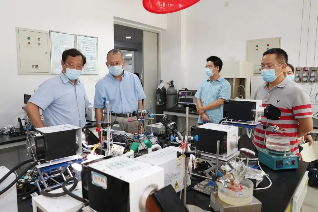 學(xué)校領(lǐng)導(dǎo)帶隊(duì)開展校園安全大檢查