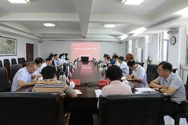 校黨委理論學習中心組開展專題學習研討