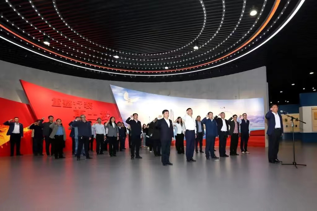 學(xué)校組織黨員干部參觀全面從嚴(yán)治黨主題教育展