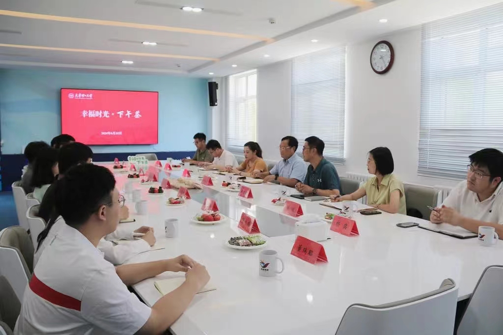 校黨委書記劉東志參加“一站式”學生社區(qū)“幸福時光下午茶”活動