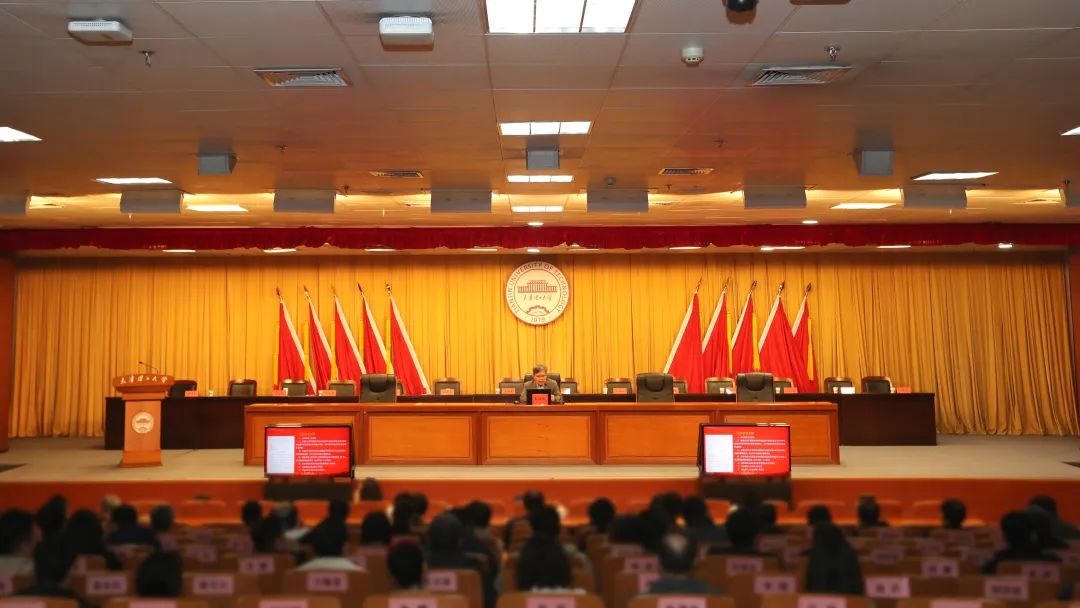 學校召開全國兩會精神主題宣講會