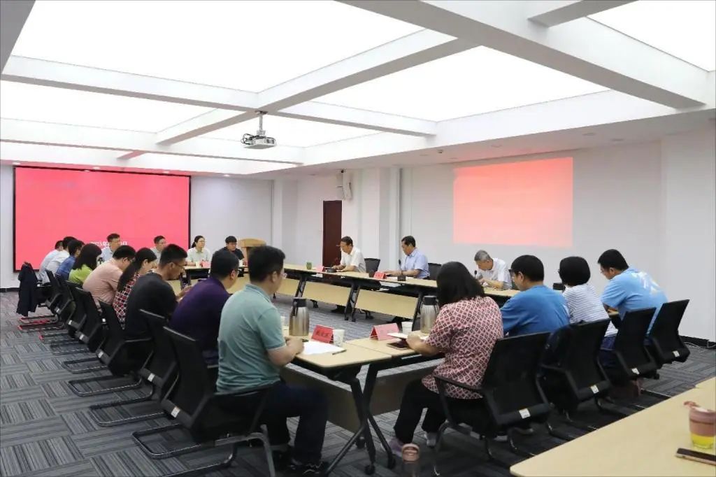 學(xué)校舉辦“挺膺擔(dān)當(dāng) 砥礪前行”年輕干部慶“七一”座談會