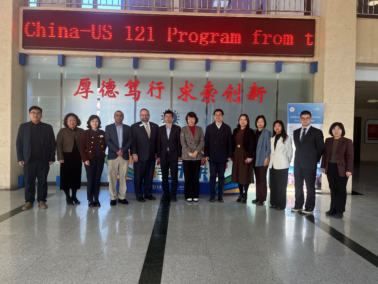 一群人站在一起描述已自動(dòng)生成