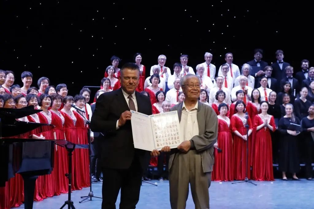 中加師生同唱一首歌 兩校友誼共敘幾代情