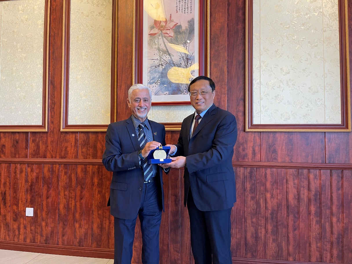 男人和女人站在門前描述已自動生成 男人和女人站在門前描述已自動生成