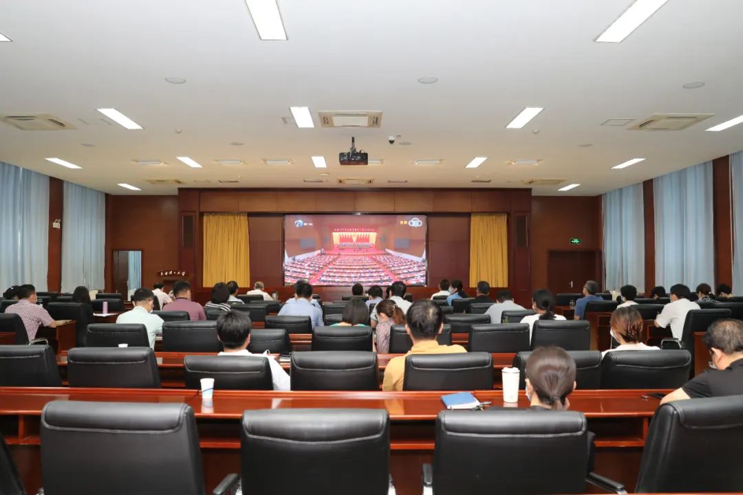 天理廣大黨員干部教師認真收聽收看市第十二次黨代會開幕式直播