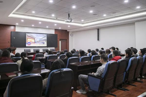 天理師生關注兩會盛況 熱議政府工作報告