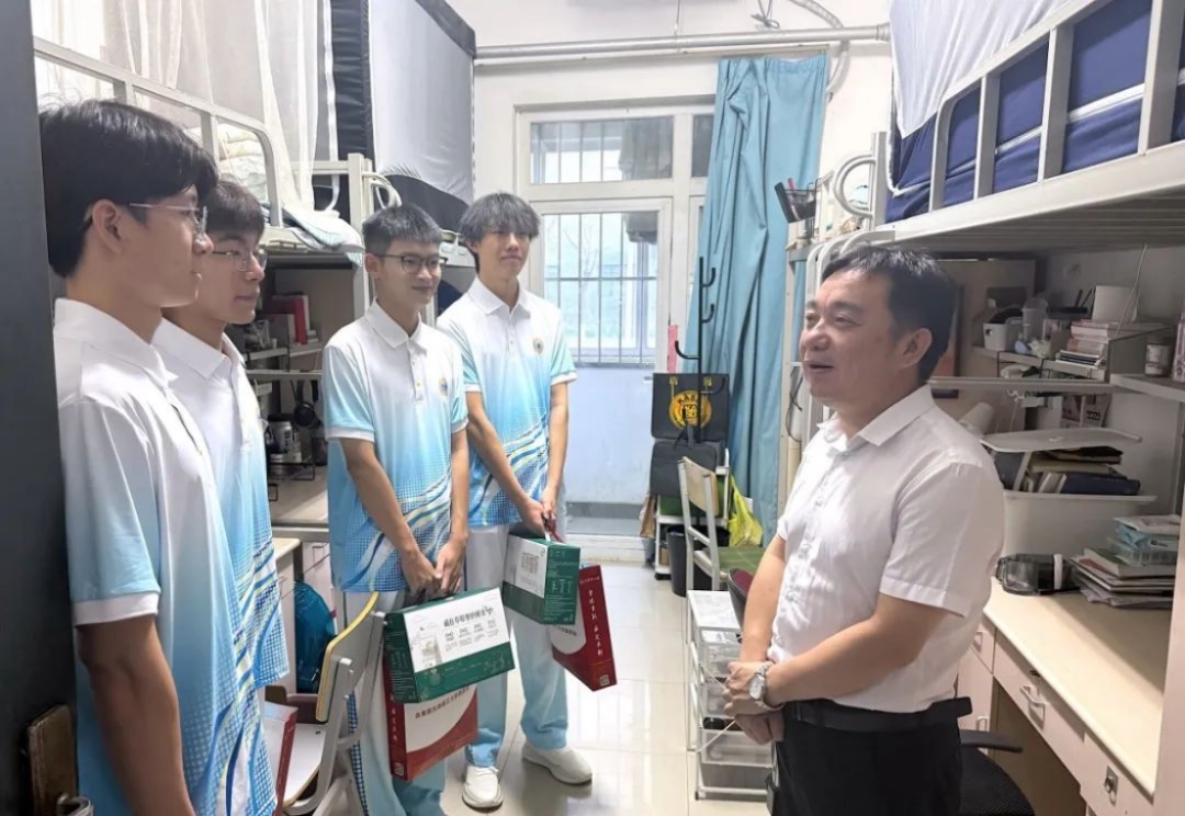 校領(lǐng)導(dǎo)慰問我校上合組織峰會青年志愿者