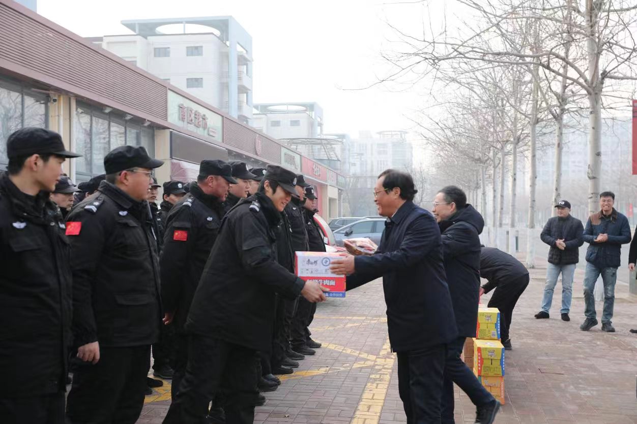 校領(lǐng)導(dǎo)除夕看望慰問(wèn)堅(jiān)守崗位教職員工