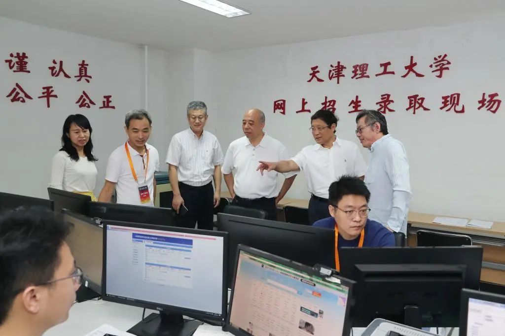 校領(lǐng)導(dǎo)看望慰問(wèn)暑期堅(jiān)守工作崗位的教職員工