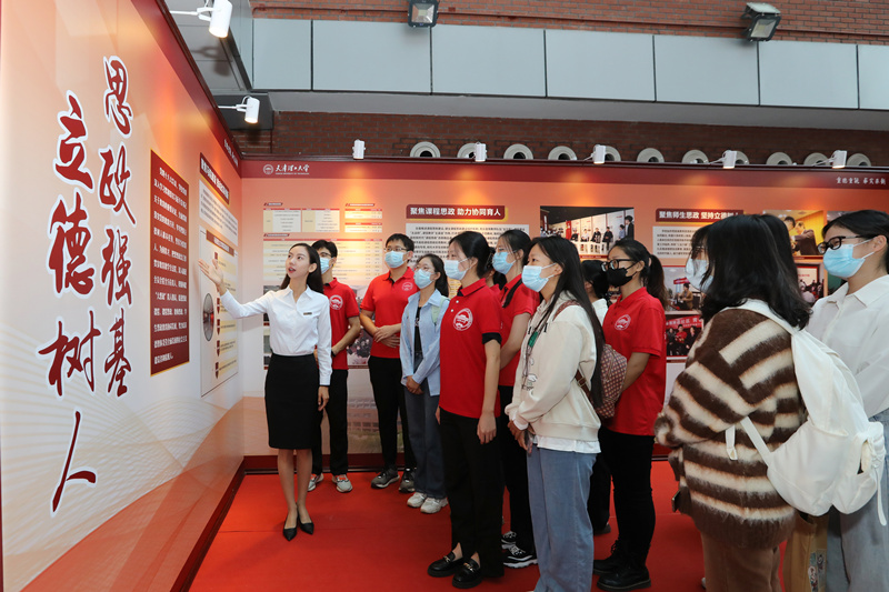 學生參觀“砥礪奮進的十年——黨的十八大以來天津理工大學事業發展成就展”。天津理工大學供圖 學生參觀“砥礪奮進的十年——黨的十八大以來天津理工大學事業發展成就展”。天津理工大學供圖