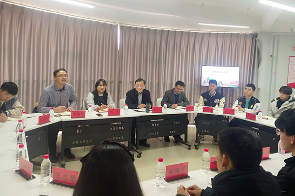 校黨委書記劉東志深入學生宿舍座談調研