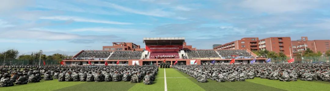 我校舉行2022級學生開學典禮暨本科生軍事技能訓練成果匯報大會