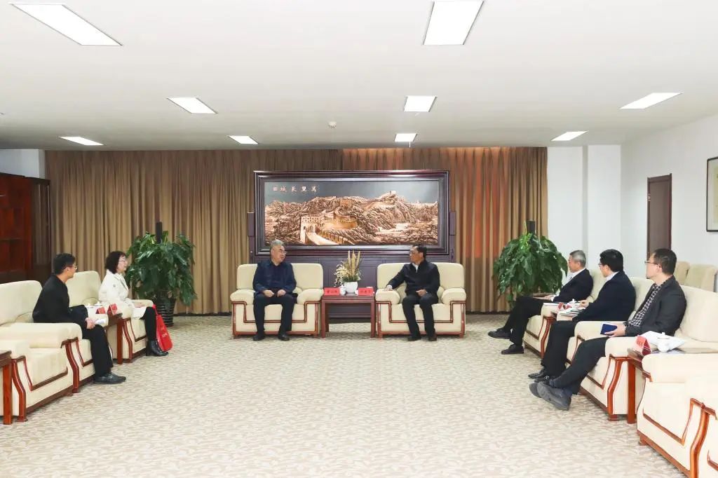 光明日報天津記者站站長董山峰一行來校調研交流