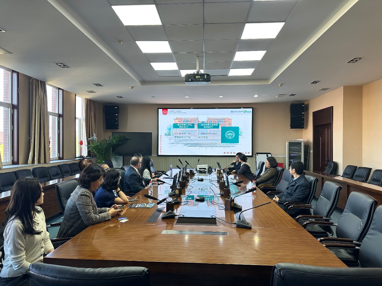 會(huì)議室里的人們描述已自動(dòng)生成