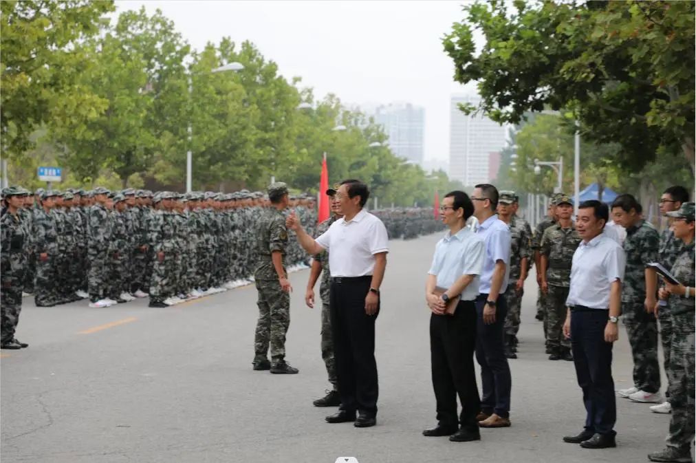 校領導視察本科生軍訓工作并慰問軍訓教官