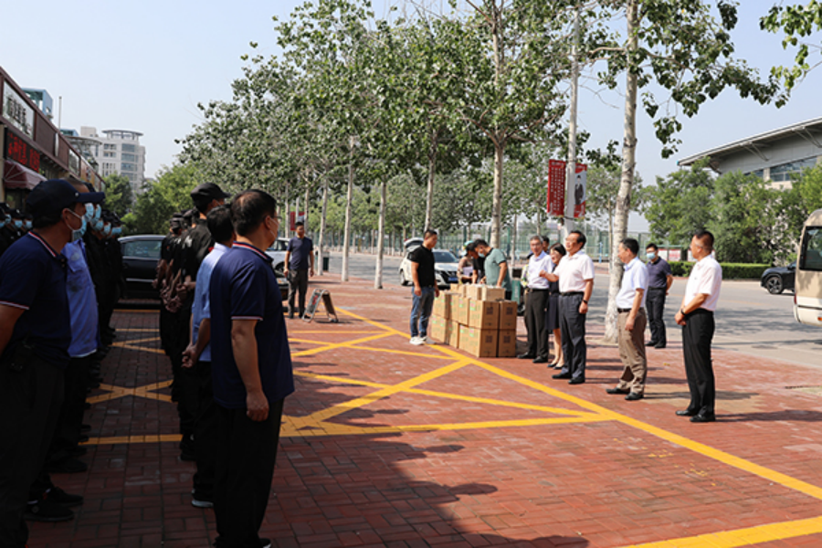 校領導看望慰問暑期堅守工作崗位的教職員工